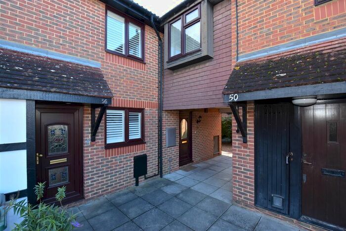3 Bedroom End Of Terrace House To Rent In Middlefield, Horley, RH6