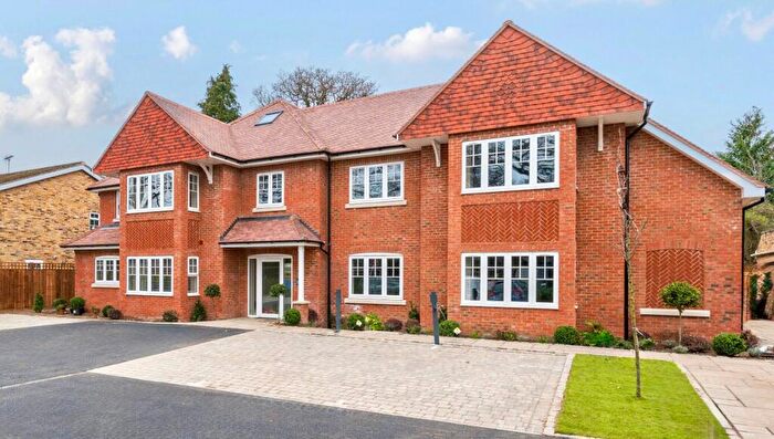 2 Bedroom Apartment For Sale In Queens Road, Weybridge, KT13