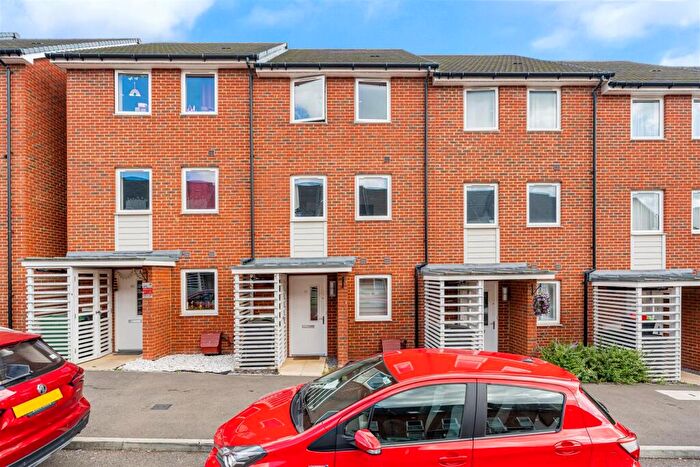 4 Bedroom Town House For Sale In Burroughs Drive, Dartford, DA1