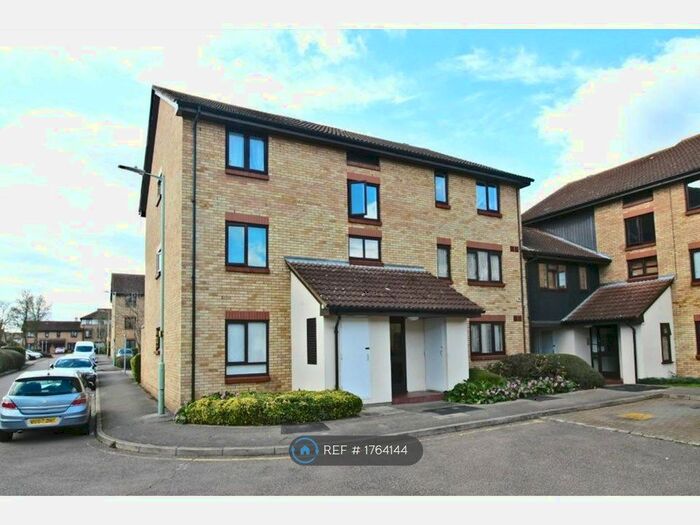 Studio To Rent In King Arthur Court, Cheshunt, Waltham Cross, EN8