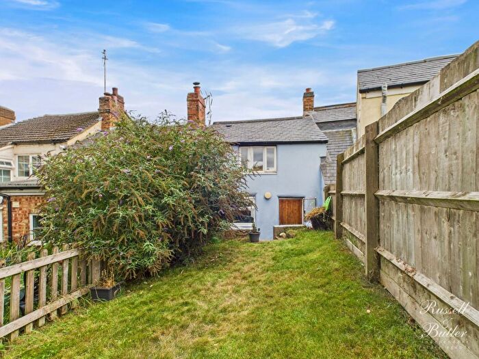 2 Bedroom Cottage For Sale In Gawcott Road, Buckingham, MK18