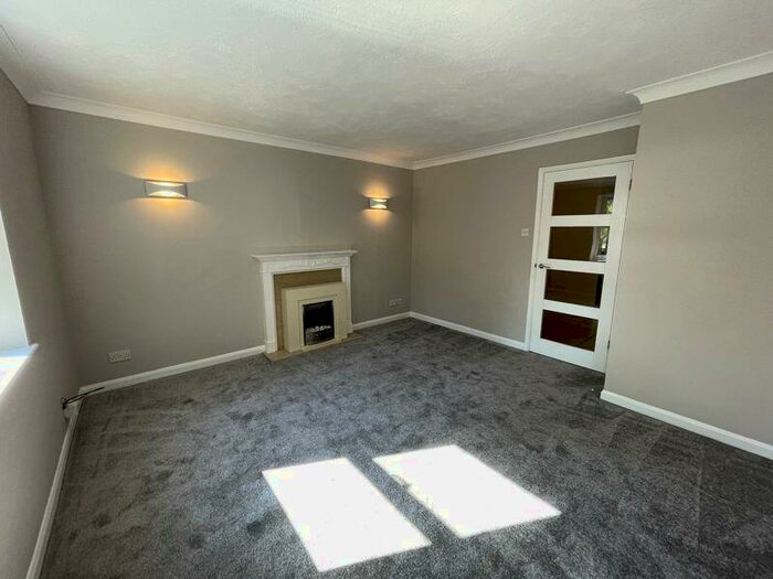 2 Bedroom Flat To Rent In Pound Road, Aldershot, GU12