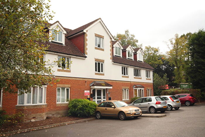 2 Bedroom Flat To Rent In Knaphill, Woking, GU21