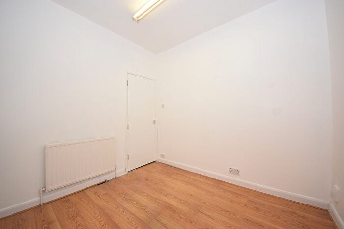 2 Bedroom Flat To Rent In Ilford Lane, Ilford, IG1