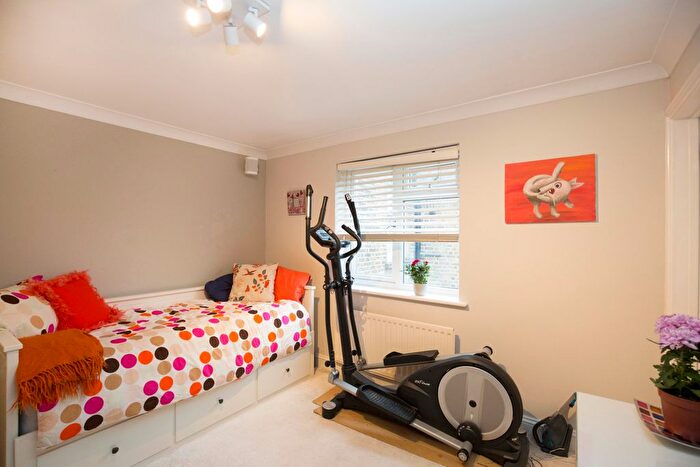 2 Bedroom Flat For Sale In Fairfield West, Kingston Upon Thames, KT1