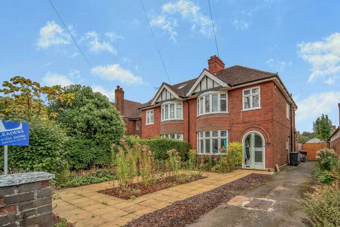 3 Bedroom Semi-Detached House To Rent In Goldington Road, Bedford, MK41