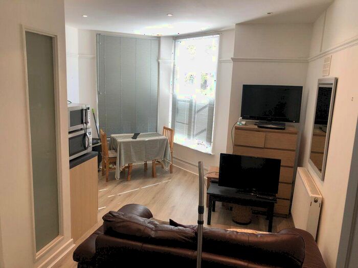 1 Bedroom Flat To Rent In Upton Park, SL1