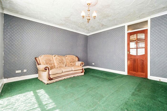 3 Bedroom Semi-Detached House For Sale In Wennington Road, Rainham, RM13