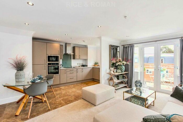 2 Bedroom Flat To Rent In Lynwood Village, Ascot, SL5