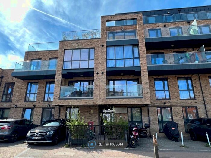 3 Bedroom Flat To Rent In Anayah Apartments, London, SE8