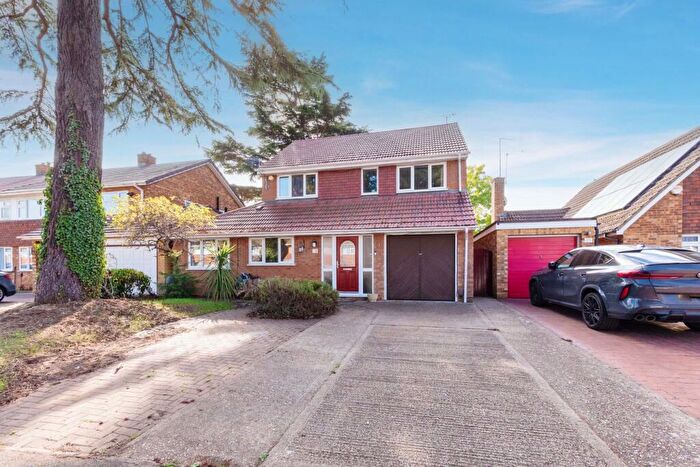 4 Bedroom Detached House For Sale In Halkingcroft, Langley, SL3