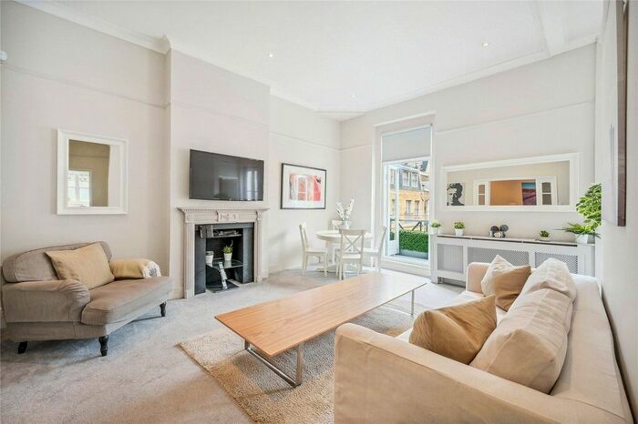 3 Bedroom Mews House To Rent In Queens Gate Place Mews, South Kensington, London, SW7