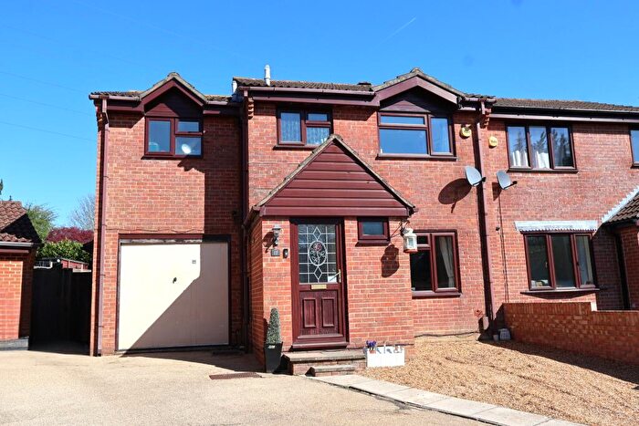 4 Bedroom Semi Detached House For Sale In Juniper Road, Horndean, PO8