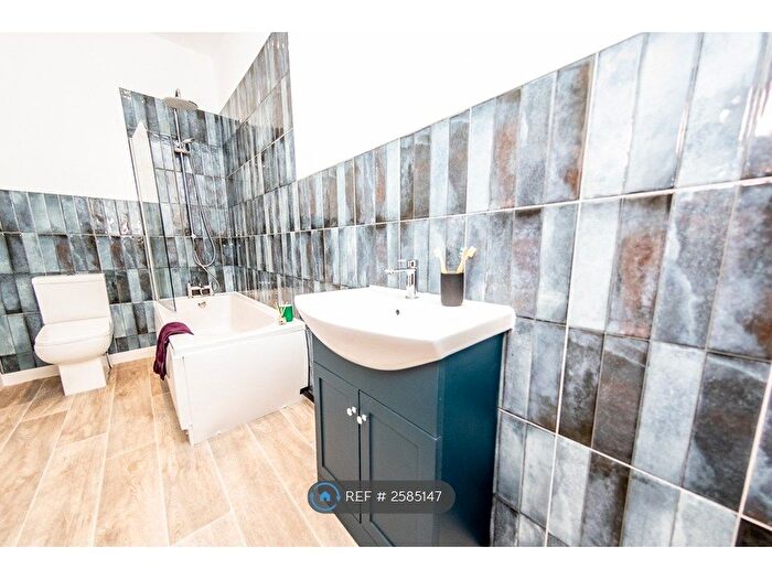 4 Bedroom Terraced House To Rent In Valley Road, Cleckheaton, BD19