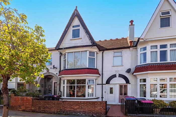 1 Bedroom Apartment For Sale In Torquay Drive, Leigh-On-Sea, SS9