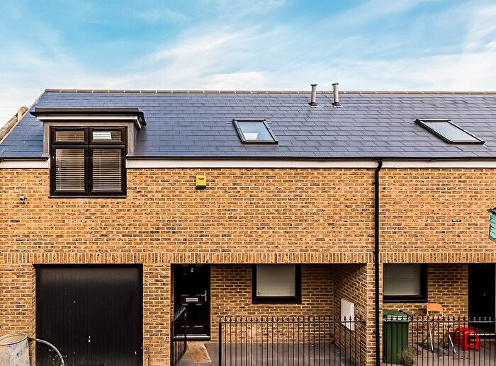 3 Bedroom Terraced House To Rent In Elfrida Close, Woodford, IG8