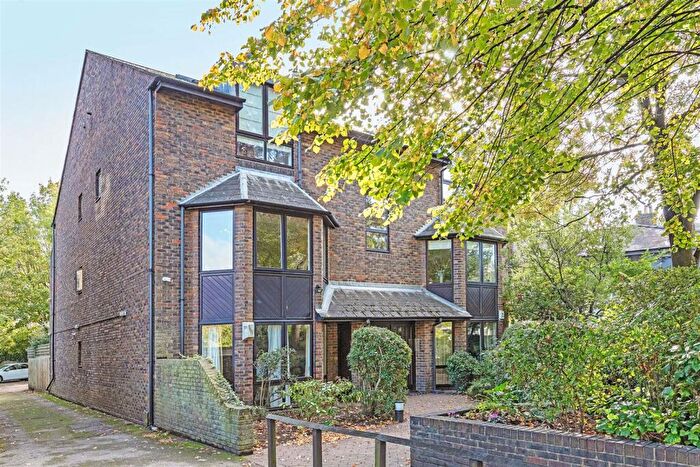 2 Bedroom Flat For Sale In Castelnau, Barnes, London, SW13