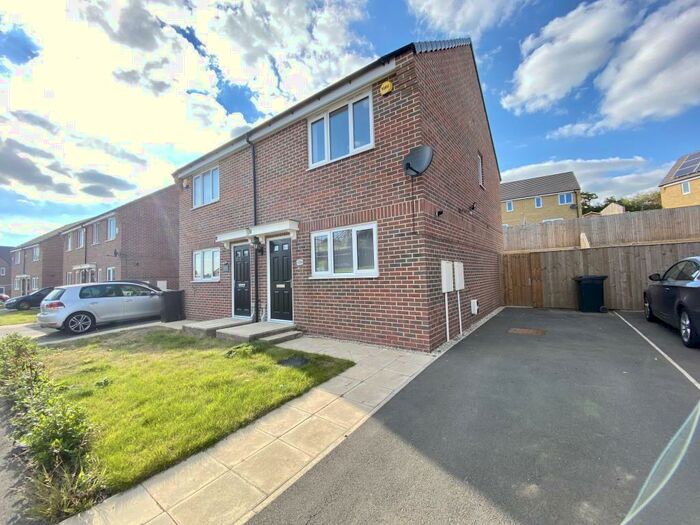2 Bedroom House To Rent In Wykebeck Mount, Leeds, LS9