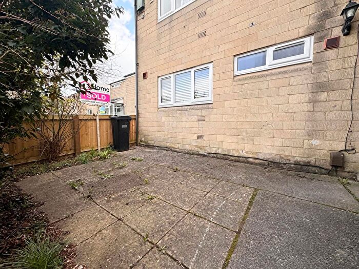 2 Bedroom Flat To Rent In Loxton Drive, Twerton, Bath, BA2