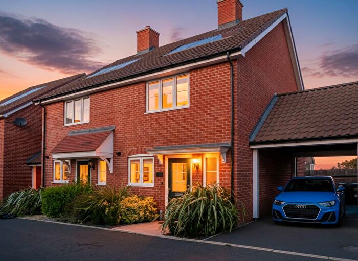 2 Bedroom Semi Detached House For Sale In Carters Crescent, Rayleigh, SS6