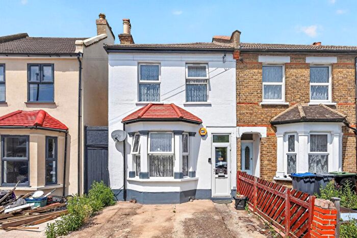 3 Bedroom Semi-Detached House For Sale In Livingstone Road, Thornton Heath, CR7