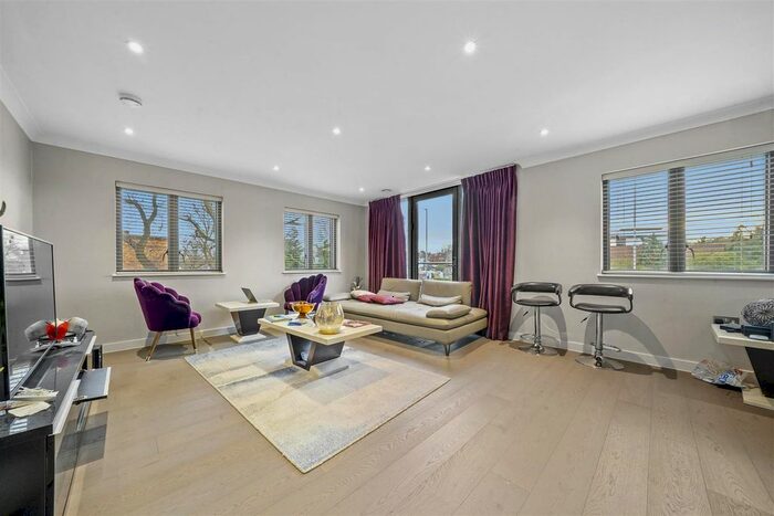 3 Bedroom Flat For Sale In Hope Close, London, NW4