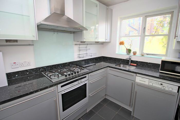 1 Bedroom Flat To Rent In Curwen Road, Shepherds Bush, W12