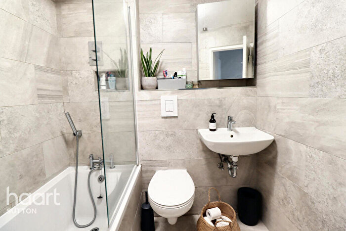 2 Bedroom Flat For Sale In Cedar Road, Sutton, SM2
