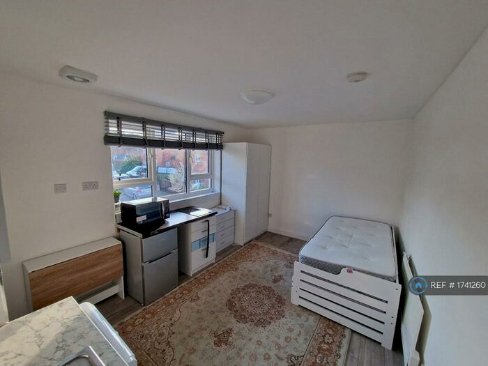 Studio To Rent In Whitehills Road, Loughton, IG10