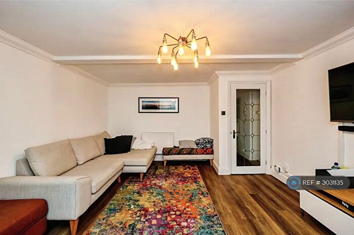 2 Bedroom Flat To Rent In South Parade, Hampshire, PO4