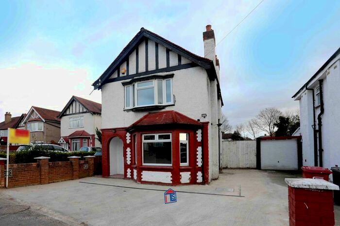 3 Bedroom Detached House To Rent In Farnham Road, Slough SL2