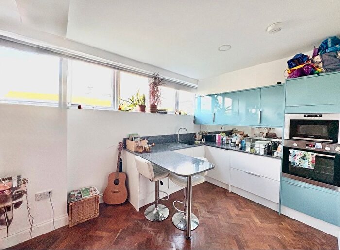 Studio To Rent In Vale Road, London, N4