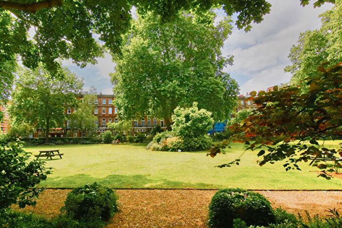 1 Bedroom Flat For Sale In Nevern Square, London, Uk, SW5