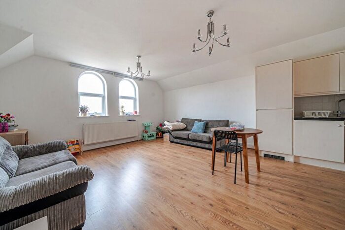 2 Bedroom Flat To Rent In Bolton Road, Chiswick, London, W4