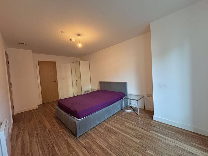3 Bedroom Flat To Rent In Michigan Avenue, Salford, M50