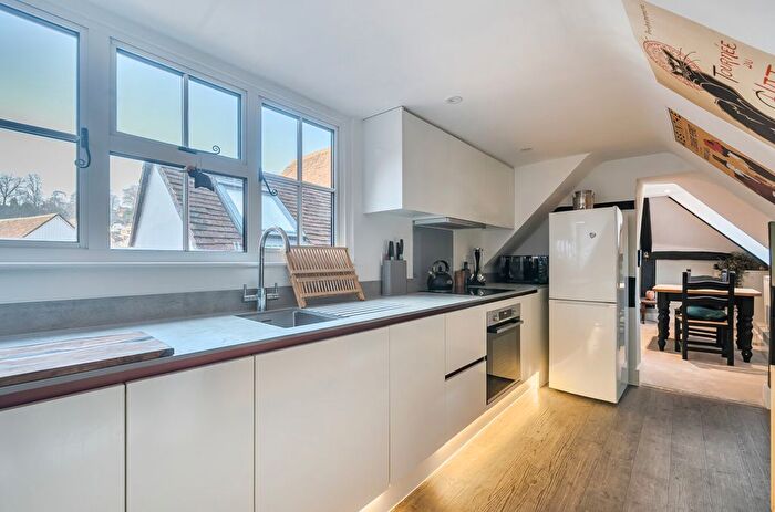 1 Bedroom Flat For Sale In Godalming, Surrey, GU7