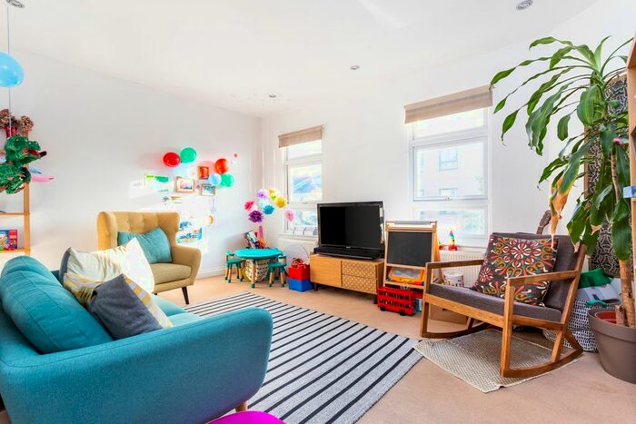 2 Bedroom Flat To Rent In Crystal Palace Road, London, SE22