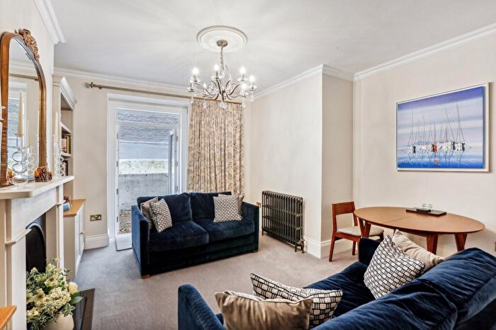 2 Bedroom Flat For Sale In Drayton Court, Drayton Gardens, Chelsea, London, SW10