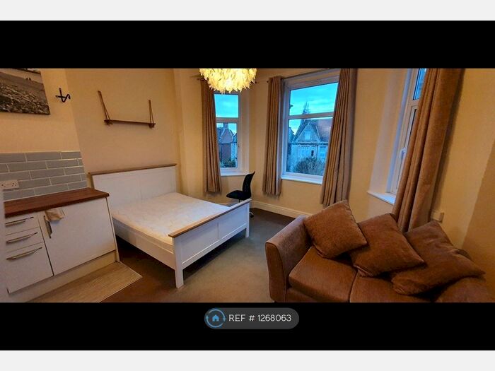 Studio To Rent In Avenue Road, Trowbridge BA14