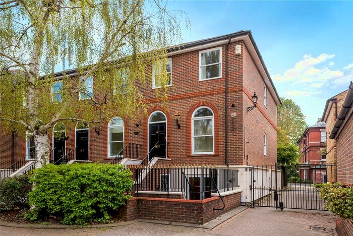 1 Bedroom Flat To Rent In King George Square, Richmond, TW10