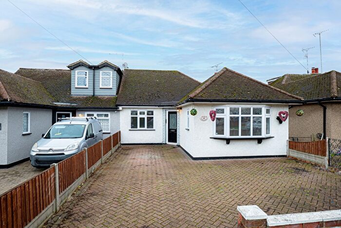 3 Bedroom Semi-detached Bungalow For Sale In Grange Gardens, Rayleigh, SS6