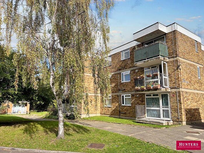 2 Bedroom Flat For Sale In Simmons Close, London, N20