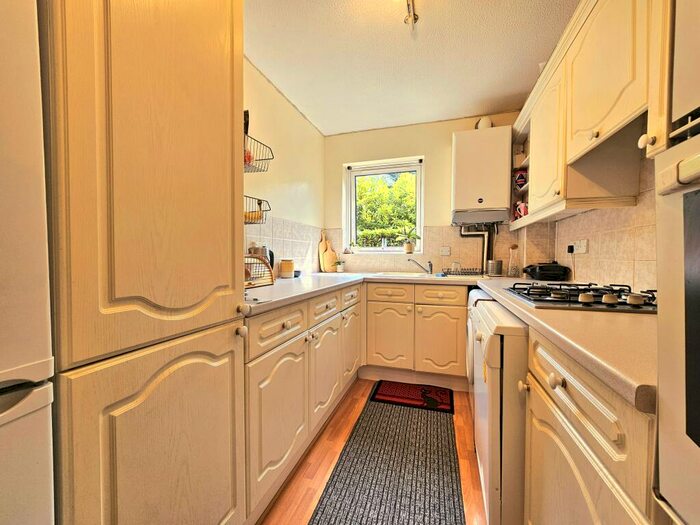 2 Bedroom Flat To Rent In Whitehaven Close, Bromley, BR2