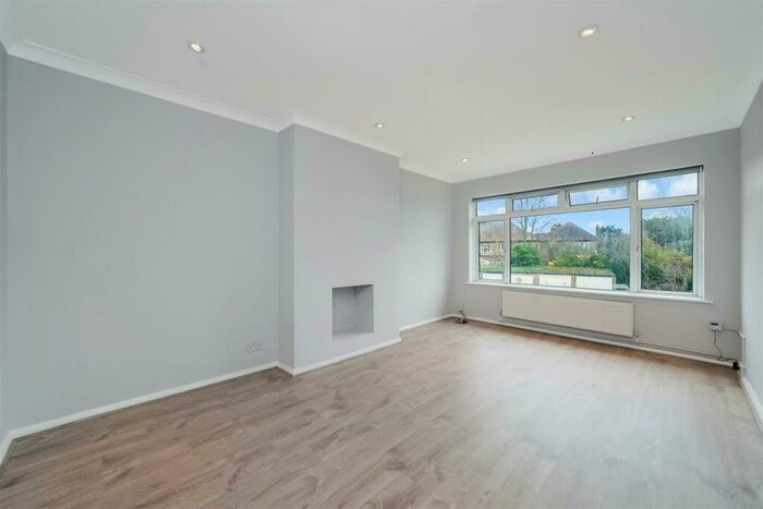 2 Bedroom Maisonette To Rent In Warren Road, North Chingford, E4