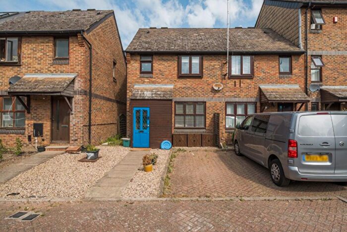3 Bedroom End Of Terrace House For Sale In Kinburn Street, London, SE16