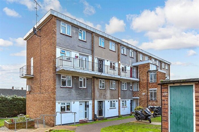 3 Bedroom Maisonette For Sale In Victor Walk, Hornchurch, Essex, RM12