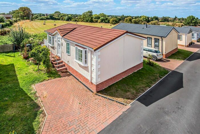 2 Bedroom Mobile/park Home For Sale In Greenacres Park, Spilsby Road, Horncstle, Lincs, LN9