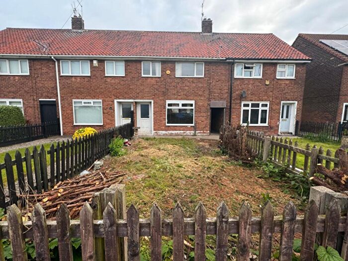 3 Bedroom Semi-Detached House To Rent In Dodswell Grove, HU9
