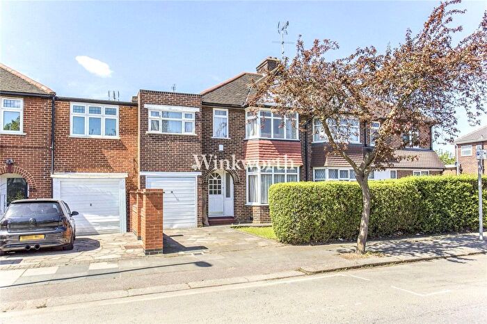 3 Bedroom Semi Detached House For Sale In The Vale, London, NW11