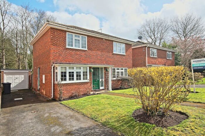 4 Bedroom Detached House For Sale In Brunswick Drive, Brookwood, Woking, GU24